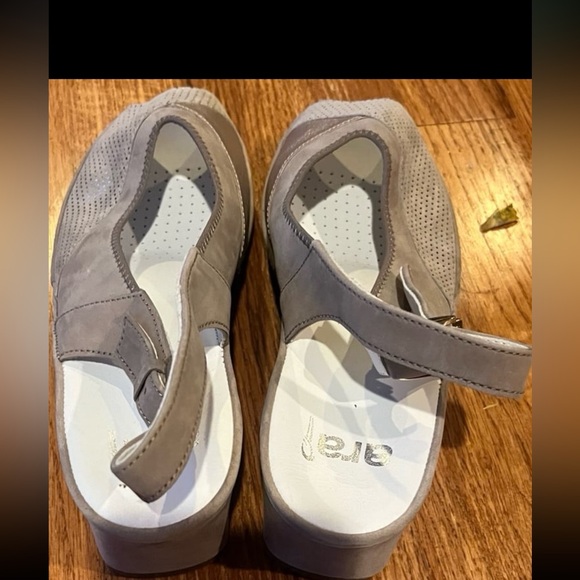Ara extremely well made sandals. Worn once. - Picture 3 of 9